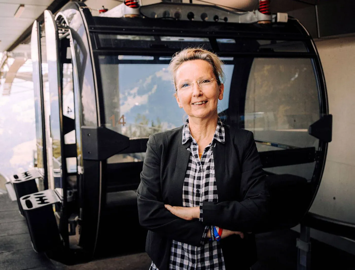 tamara-koestel-portrait-stehend-vor-gondel-der-bergbahnen-gsaad-kmu-berner-oberland-pensionskasse-2560