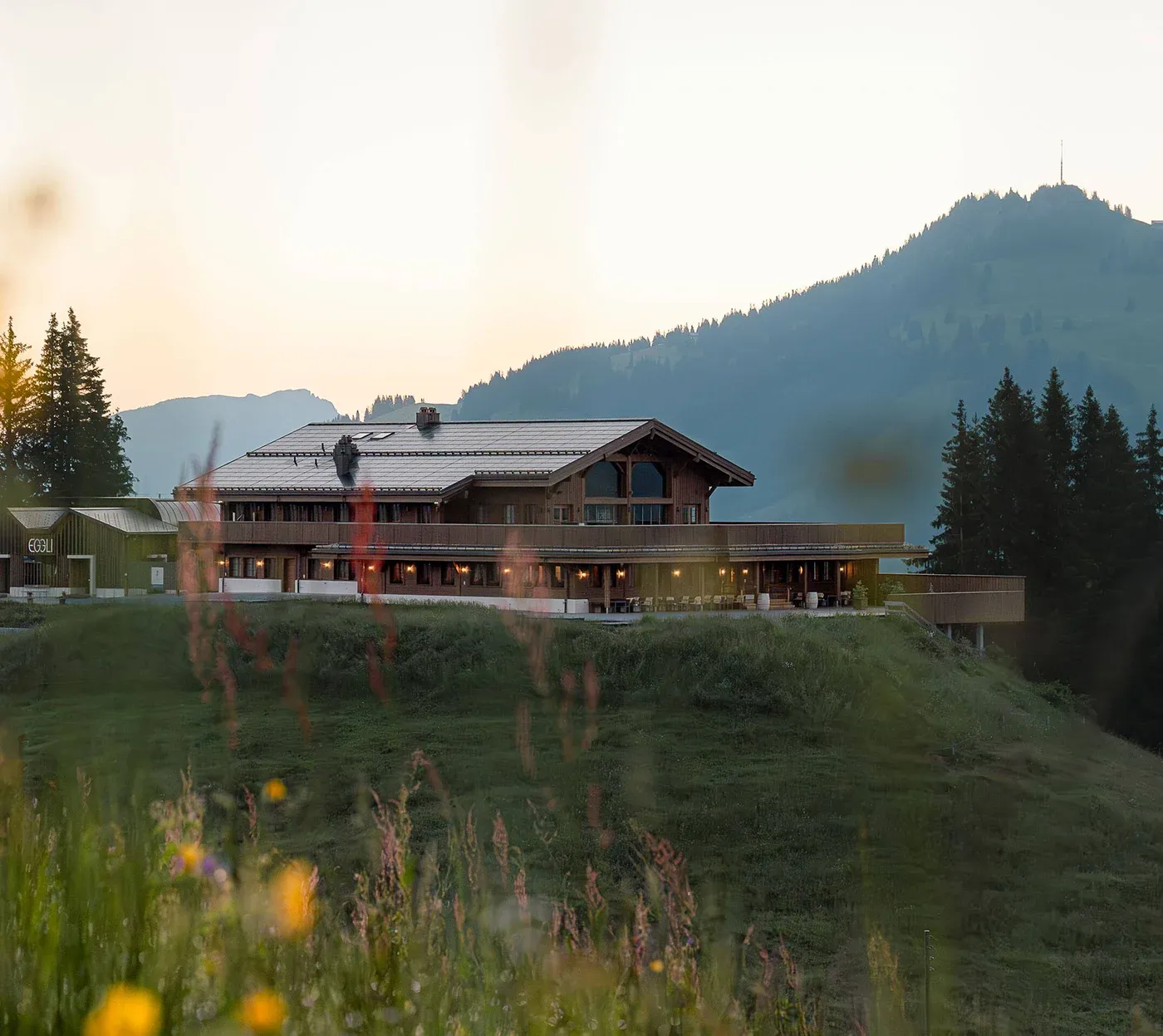 restaurant-bergbahnen-gstaad-kmu-berge-berner-oberland-abendstimmung-2560